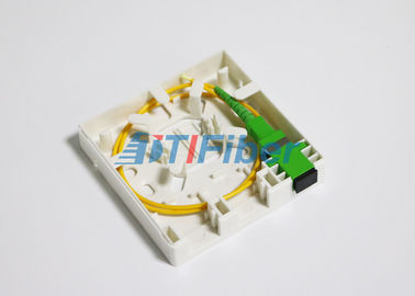 Caixa da terminação do cabo de fibra ótica da rede FTTH fixada na parede com adaptador/tranças