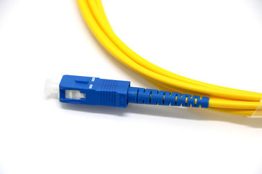O remendo amarelo da fibra do único modo cabografa 9/125 de comprimento personalizado conector do SC/UPC
