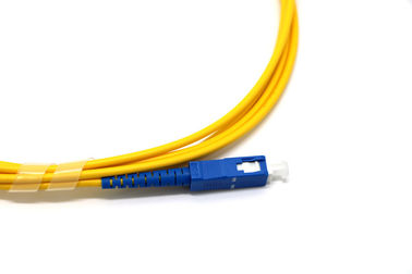 O remendo amarelo da fibra do único modo cabografa 9/125 de comprimento personalizado conector do SC/UPC