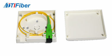 Mini estrutura fixada na parede da caixa terminal da fibra ótica da distribuição com conector do SC